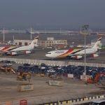 Първите два А340 търпеливо очакват разрешението за прелитане на руското въздушно пространство на перона на CRL